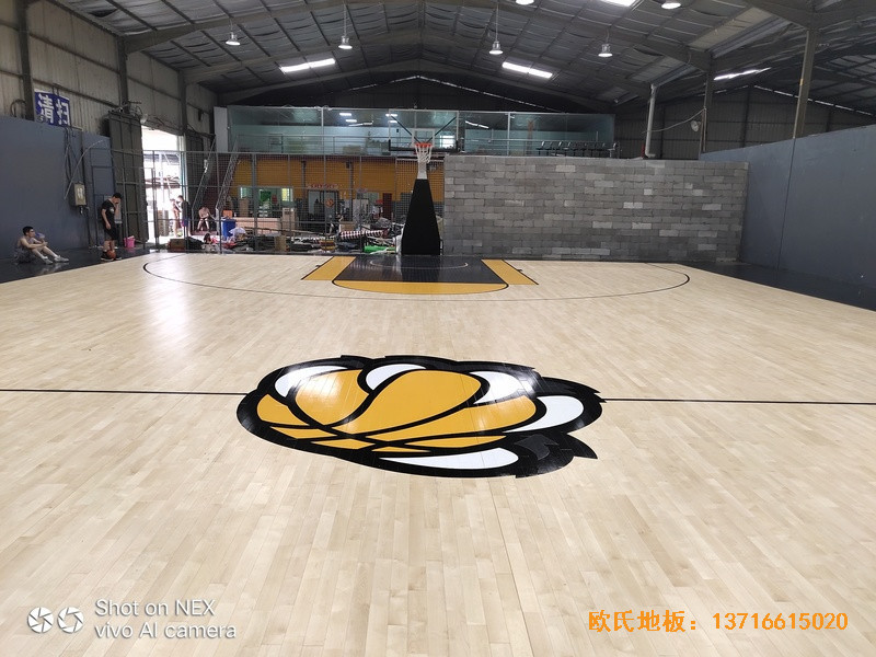 泉州侨乡壹吨篮球场运动地板施工案例3