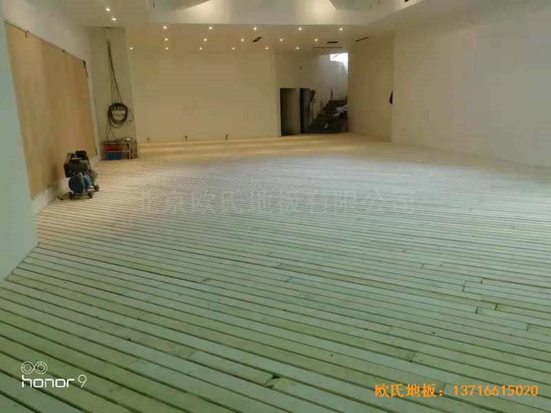 上海闵行西郊庄园2区156号篮球馆体育地板施工案例0
