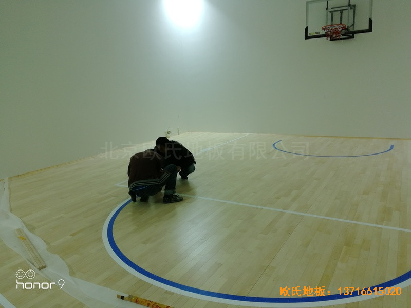 上海闵行西郊庄园2区156号篮球馆体育地板施工案例2