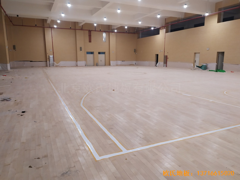 广州黄埔区万樾山小学篮球馆体育地板铺装案例0