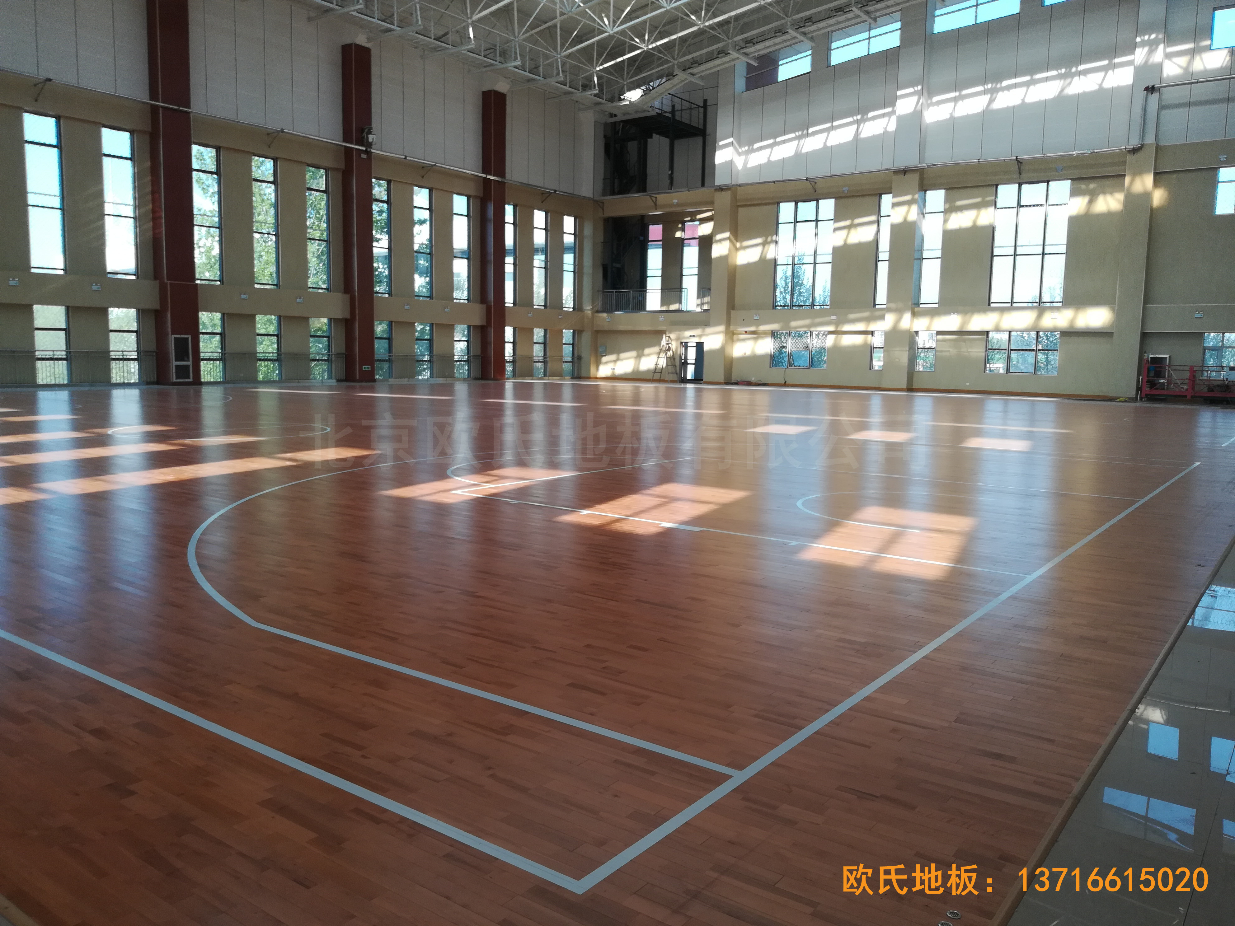 临朐体育中心运动木地板铺设案例2