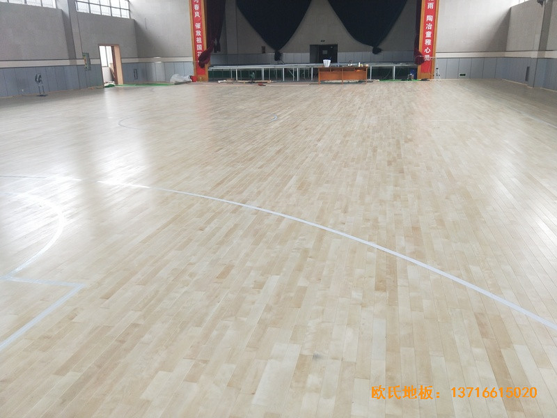 江苏宜兴东域小学篮球馆体育木地板铺设案例3