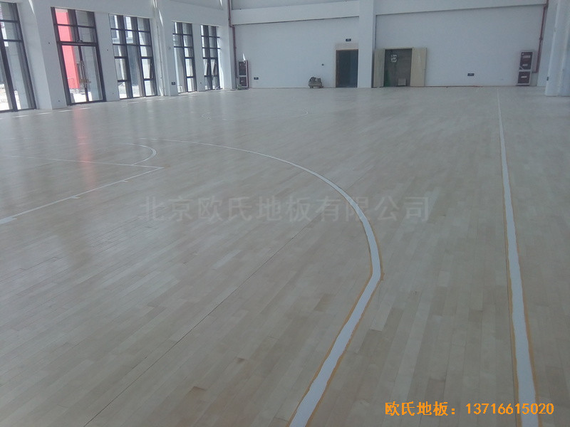 江苏常卅市都市科技园篮球馆运动木地板铺装案例0