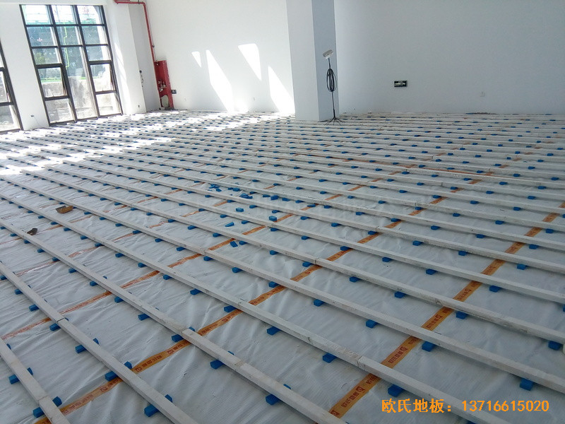江苏常卅市都市科技园篮球馆运动木地板铺装案例1
