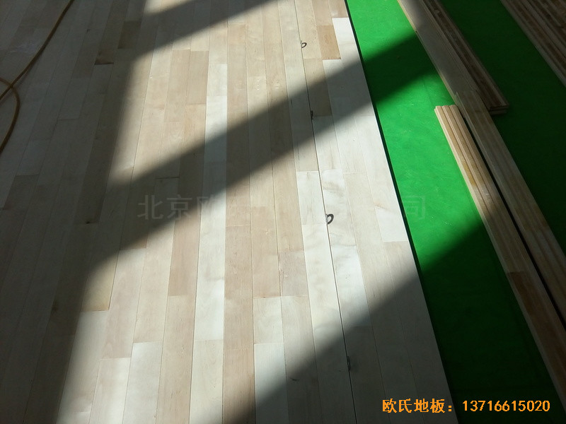 江苏常卅市都市科技园篮球馆运动木地板铺装案例3