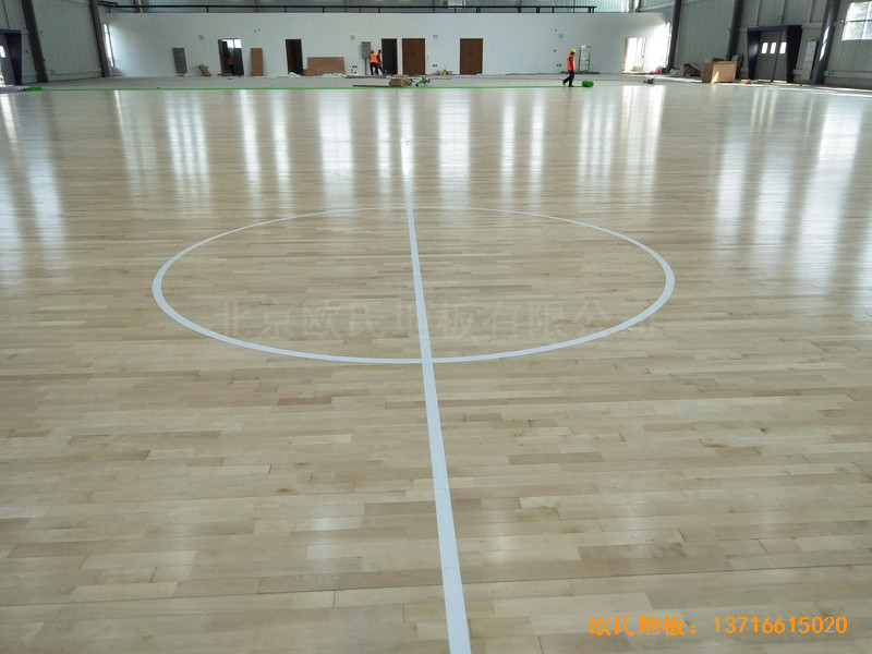 江苏新能源科技公司篮球馆运动木地板安装案例4