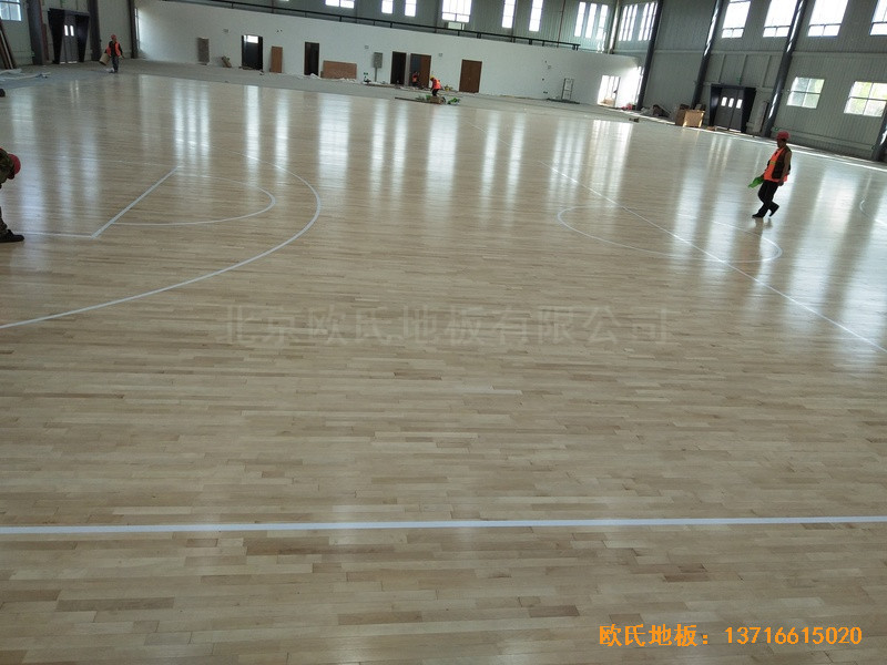 江苏新能源科技公司篮球馆运动木地板安装案例5