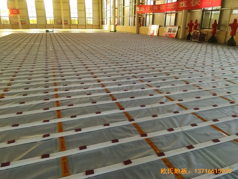 江苏虎腰村爱尔行业学校运动馆体育木地板施工案例2