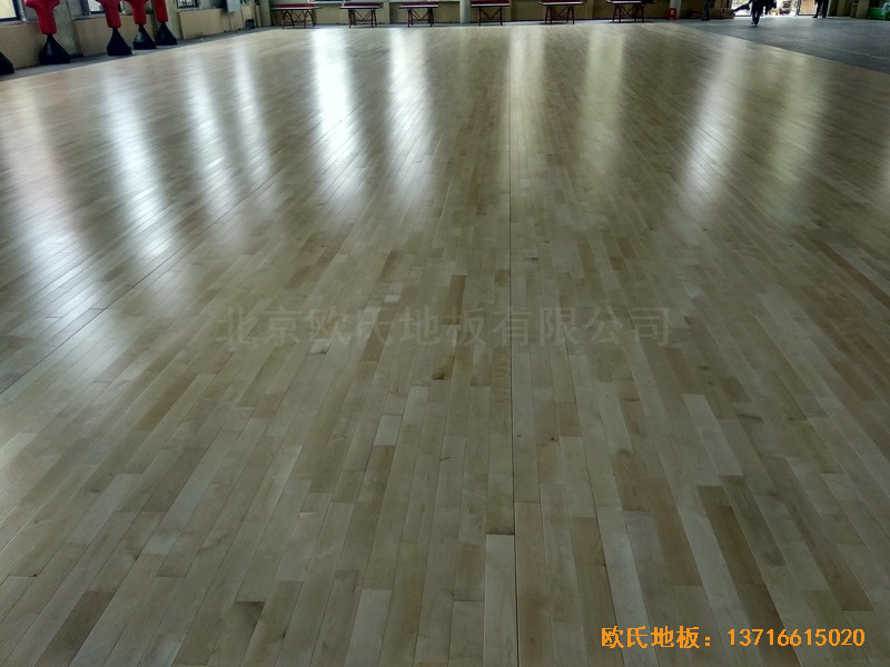 江苏虎腰村爱尔行业学校运动馆体育木地板施工案例4