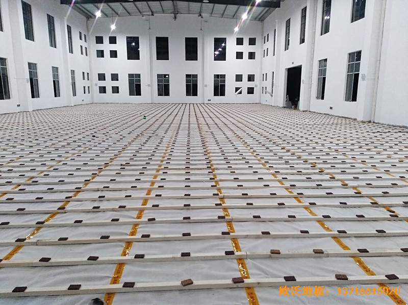 江西鹰潭余江县工业园区篮球馆体育木地板铺设案例1