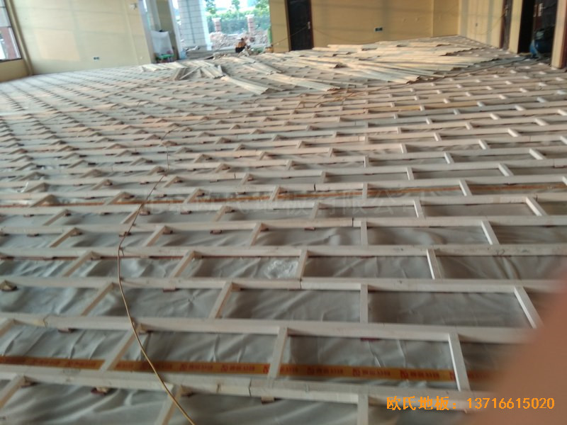 洛阳吉利三中篮球馆体育地板安装案例1