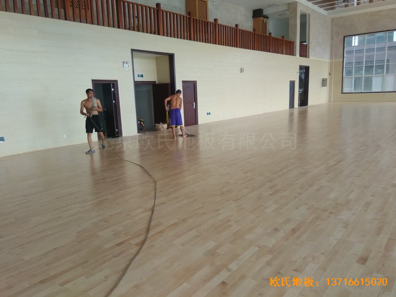 洛阳吉利三中篮球馆体育地板安装案例3