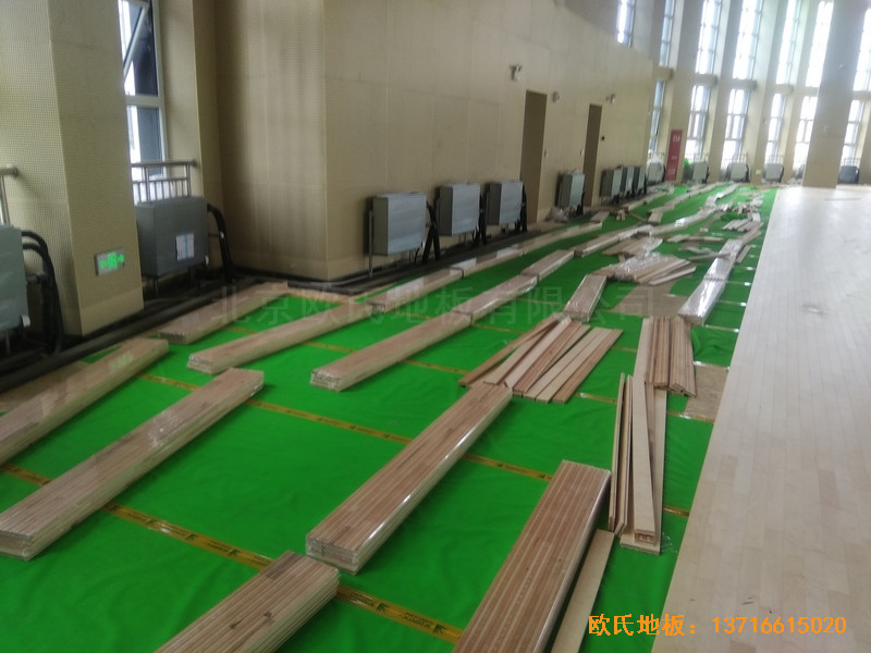 济南历城二中新校区篮球馆体育木地板铺设案例3