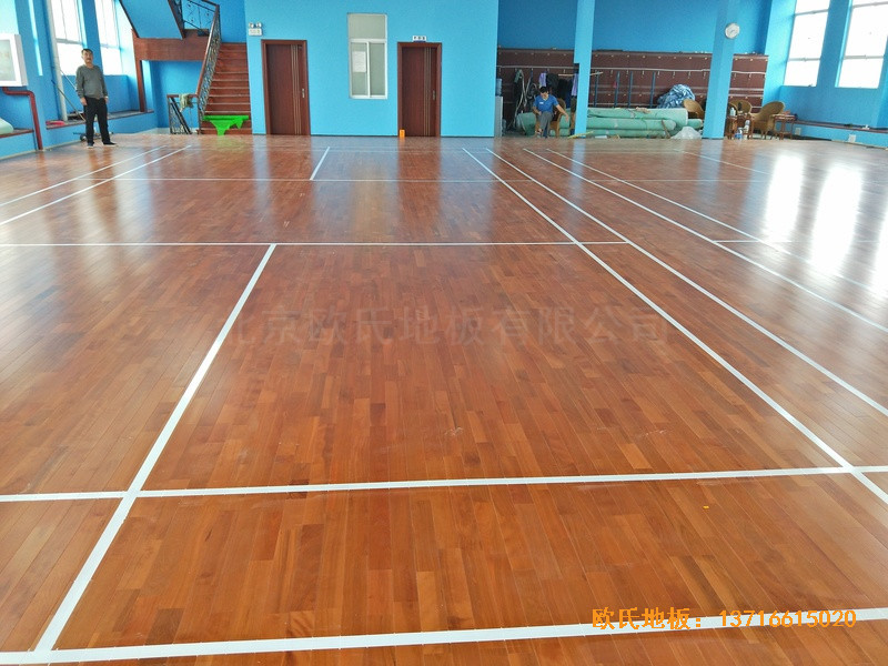 云南公安局小区羽毛球馆体育木地板铺设案例0