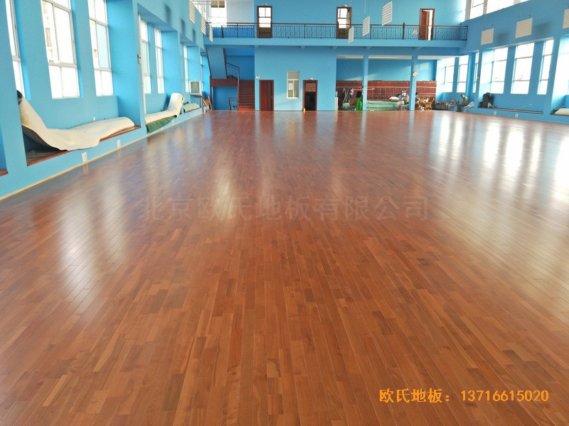 云南公安局小区羽毛球馆体育木地板铺设案例2