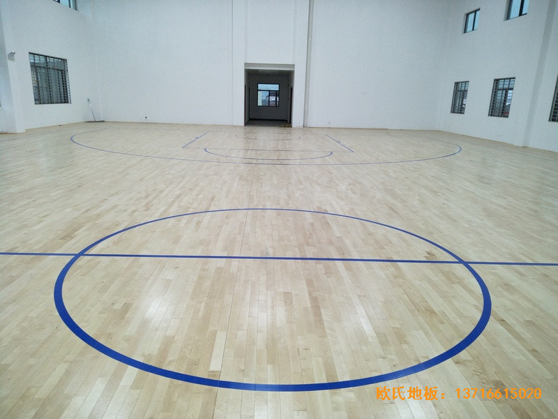 湖北鄢家河三组篮球馆体育木地板铺设案例0