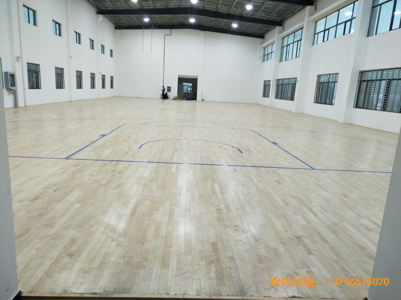 湖北鄢家河三组篮球馆体育木地板铺设案例4
