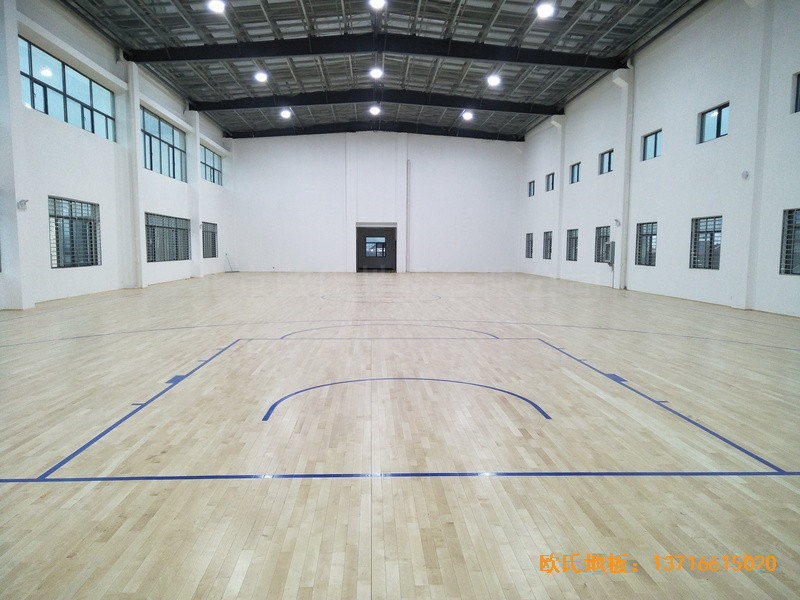 湖北鄢家河三组篮球馆体育木地板铺设案例5