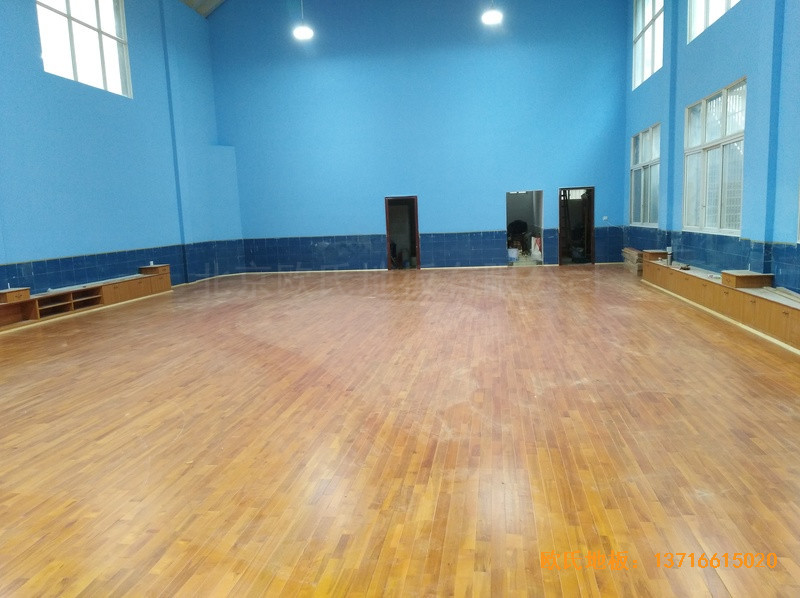 湖南娄底市建设银行羽毛球馆体育木地板安装案例4