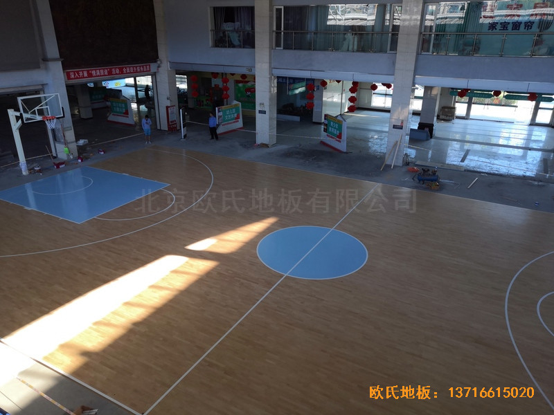 福建龙岩罗龙西路269号篮球馆体育木地板安装案例3