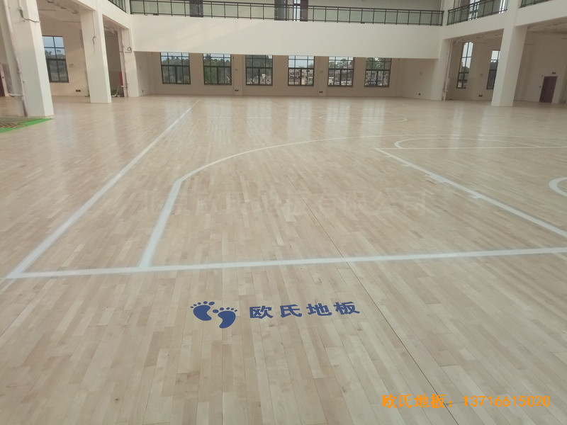 贵阳清华中学分校篮球馆体育木地板安装案例4