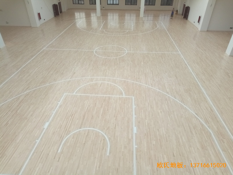 贵阳清华中学分校篮球馆体育木地板安装案例5
