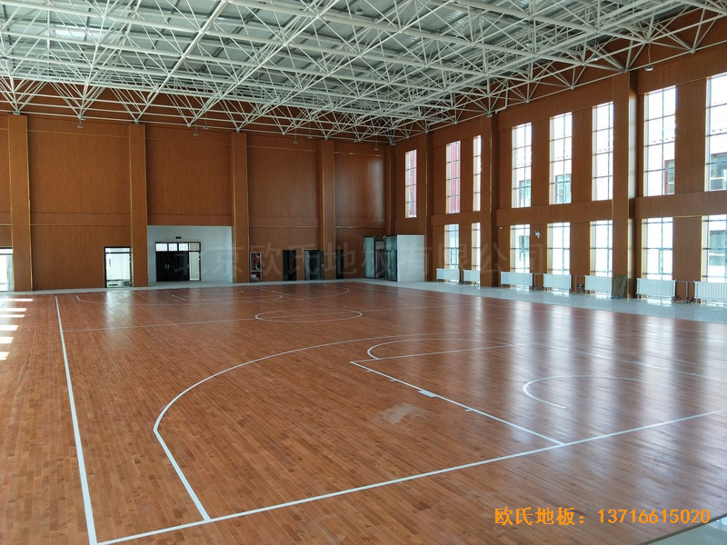 青海贵南县第三民族高中篮球馆体育木地板铺装案例5