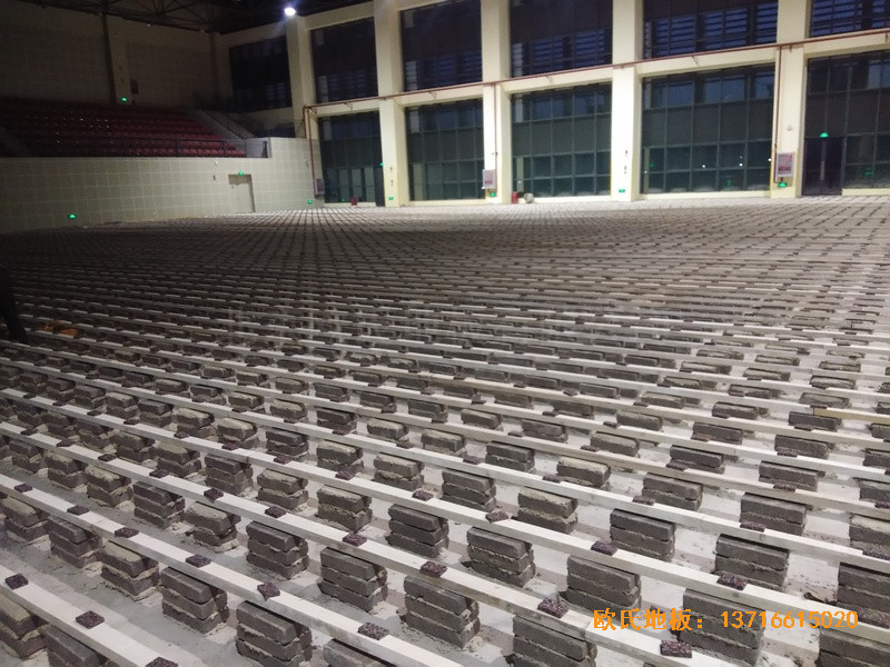 云南滇西技术大学总部篮球馆运动木地板施工案例1