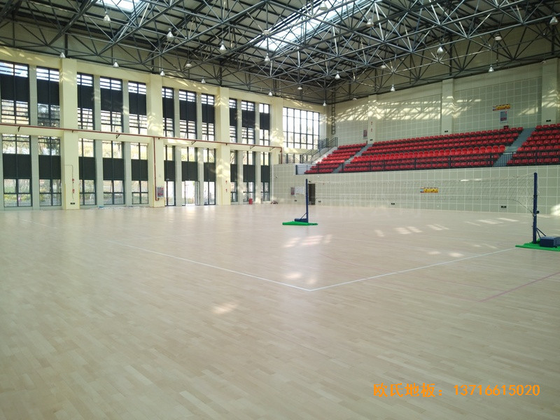 云南滇西技术大学总部篮球馆运动木地板施工案例3