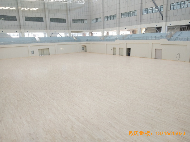 云南红河州财经大学体育馆体育木地板铺设案例0