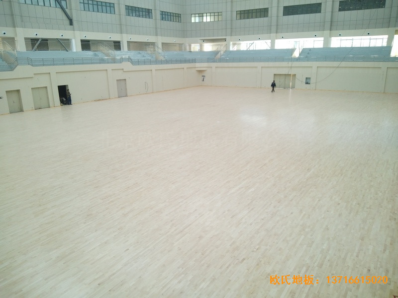 云南红河州财经大学体育馆体育木地板铺设案例3