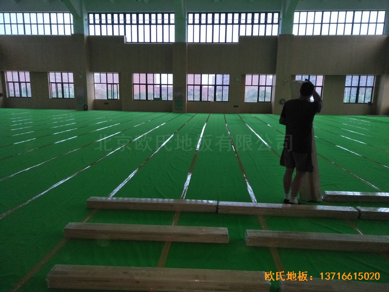 上海松江区佘北学校运动馆运动木地板安装案例3
