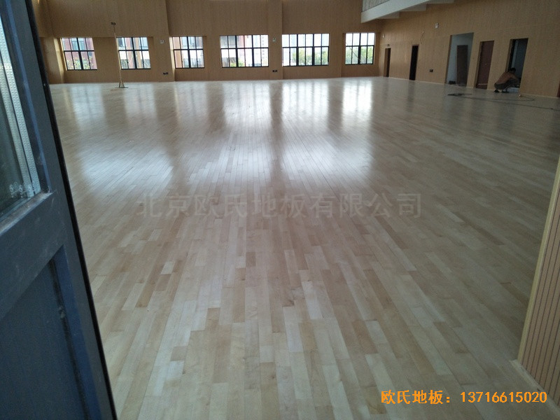 上海松江区佘北学校运动馆运动木地板安装案例4