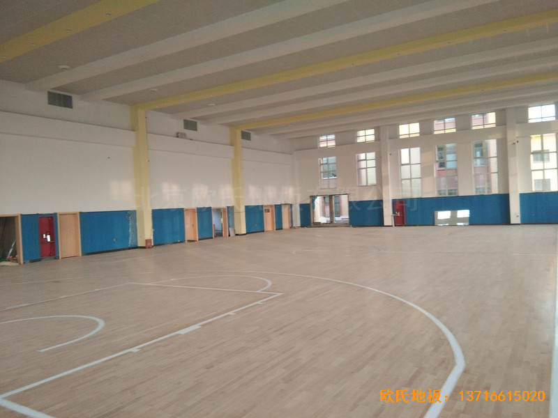 山东李沧徐水路小学篮球馆运动木地板铺设案例0