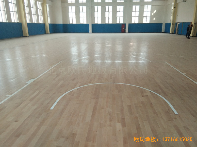 山东李沧徐水路小学篮球馆运动木地板铺设案例3