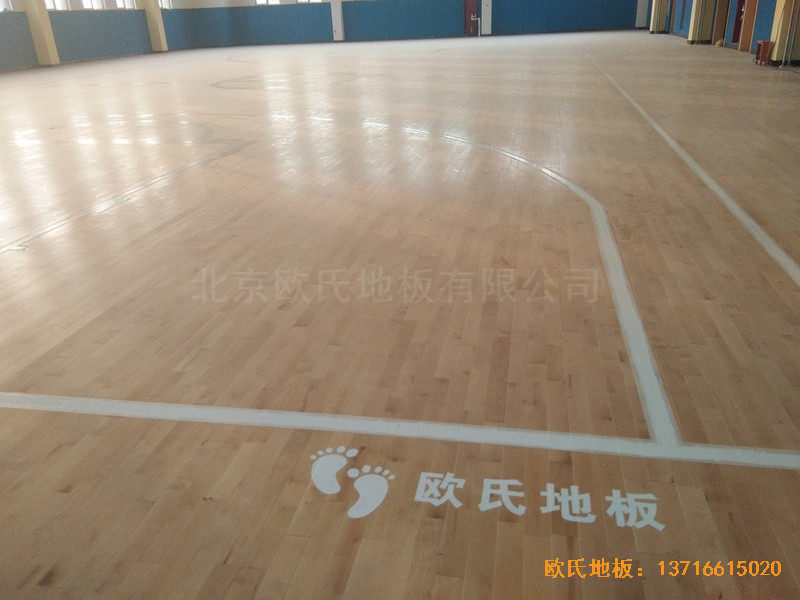 山东李沧徐水路小学篮球馆运动木地板铺设案例4