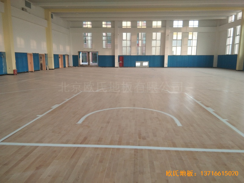 山东李沧徐水路小学篮球馆运动木地板铺设案例5