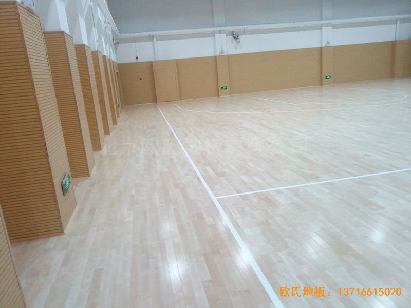 山东济南历下区燕山学校篮球馆运动地板铺设案例3