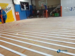 悬浮运动篮球木地板施工队