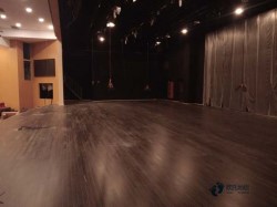 那里有体育馆木地板安装公司