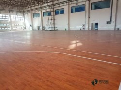 用什么体育场地地板安装公司